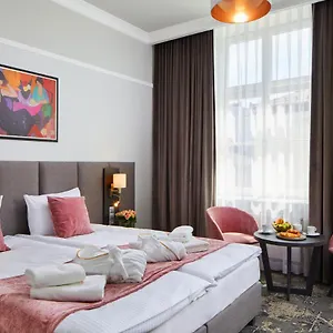 4* מלון Estera